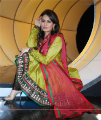 Mahima on the Sets of Chote Miyan photos
