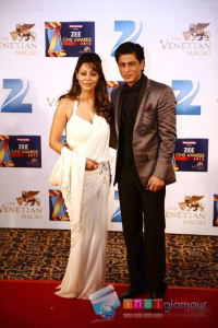 SRK and Kajal Agarwal at Zee Cine Awards 2012 Stills photos