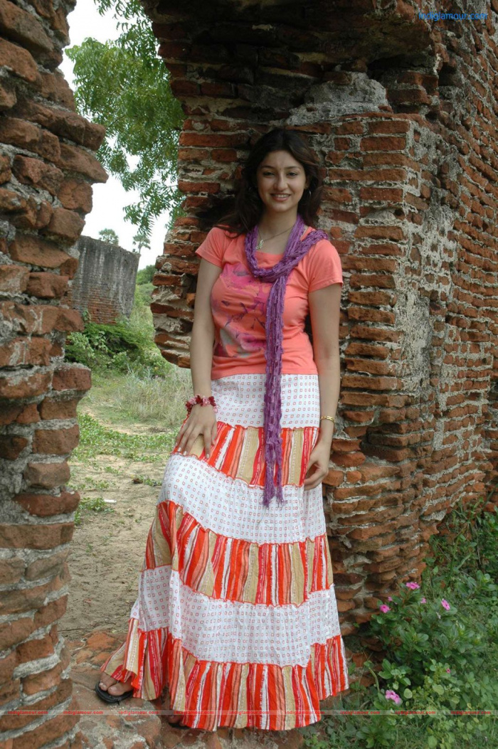 http://i.indiglamour.com/photogallery/tamil/movies/2012/August09/Eppadi-Manasukkul-Vandhai/normal/Eppadi-Manasukkul-Vandhai_12058rs.jpg