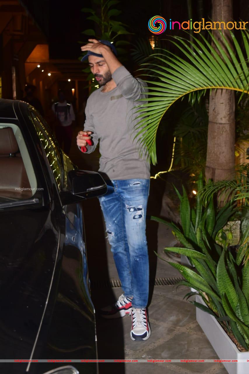 Kartik Aaryan Actor hd photo