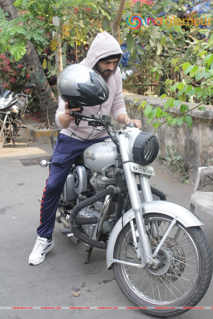 Kartik Aaryan Actor hd photo