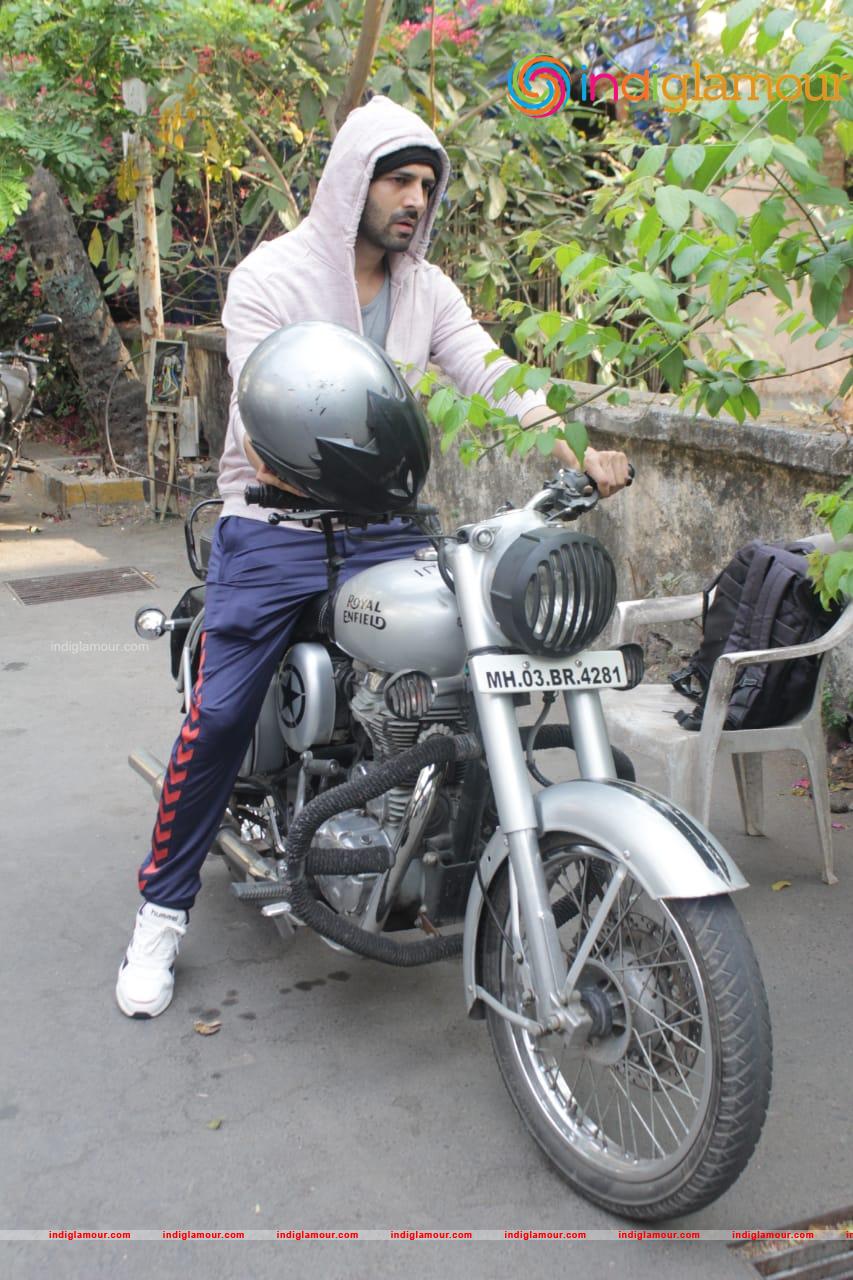 Kartik Aaryan Actor hd photo