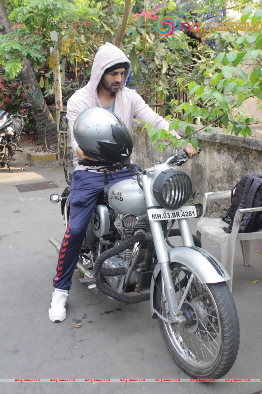 Kartik Aaryan Actor hd photo