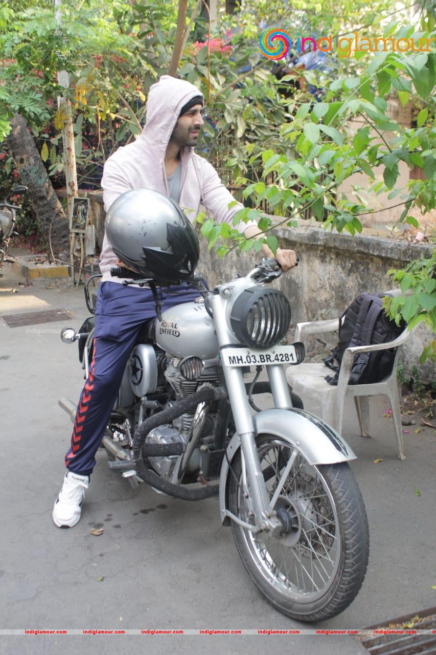 Kartik Aaryan Actor hd photo