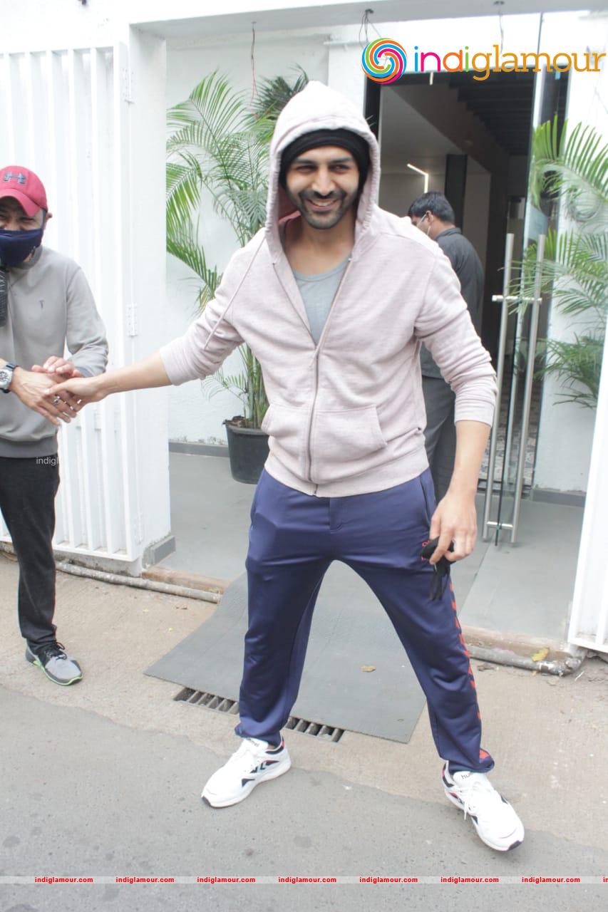 Kartik Aaryan Actor hd photo