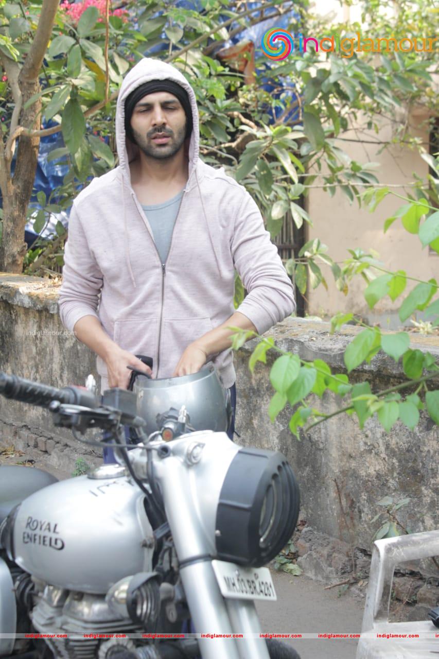 Kartik Aaryan Actor hd photo