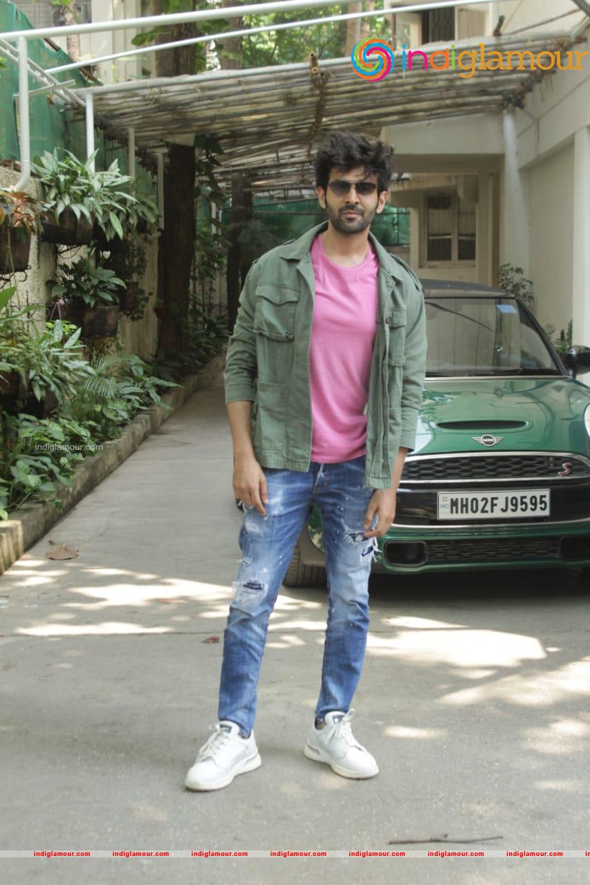 Kartik Aaryan Actor hd photo