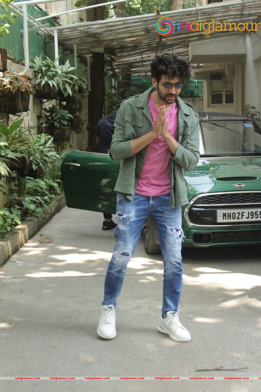Kartik Aaryan Actor hd photo