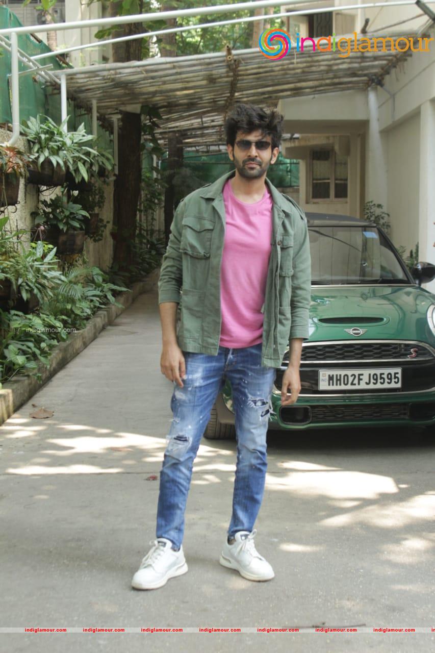 Kartik Aaryan Actor hd photo