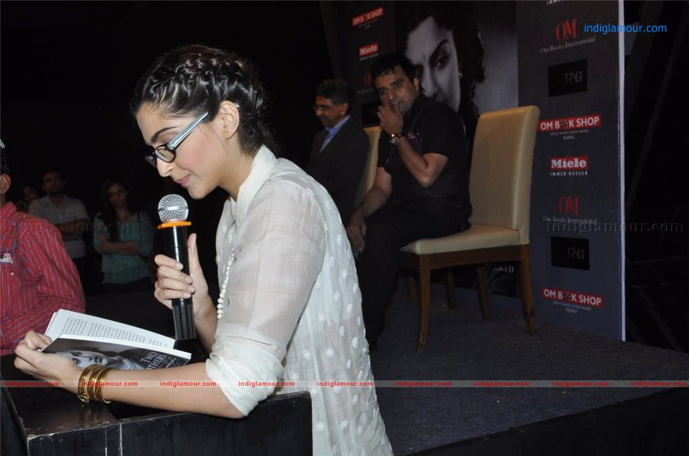 Sonam Kapoor Actress hd photo
