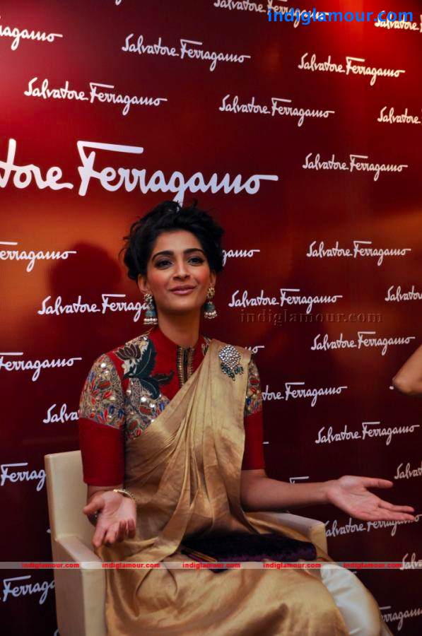 Sonam Kapoor Actress hd photo