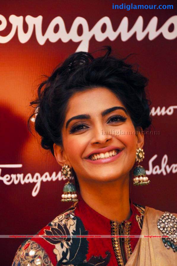 Sonam Kapoor Actress hd photo