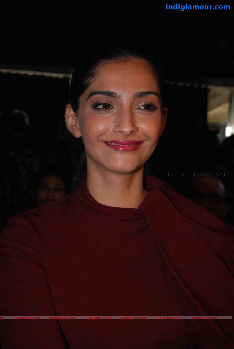 Sonam Kapoor Actress hd photo