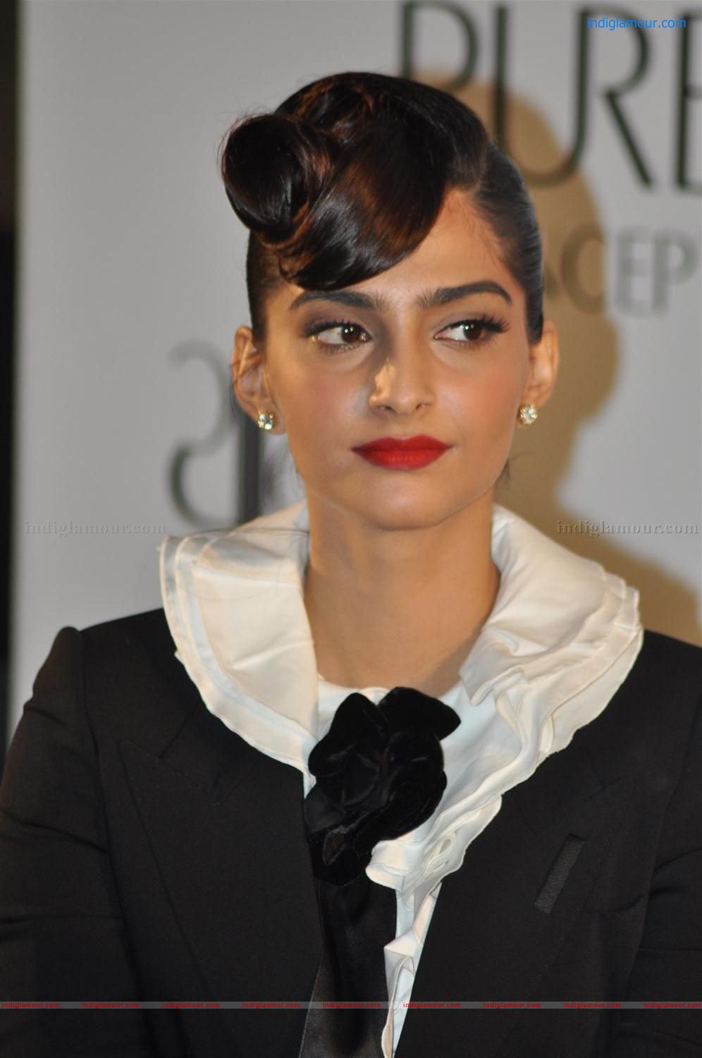 Sonam Kapoor Actress hd photo