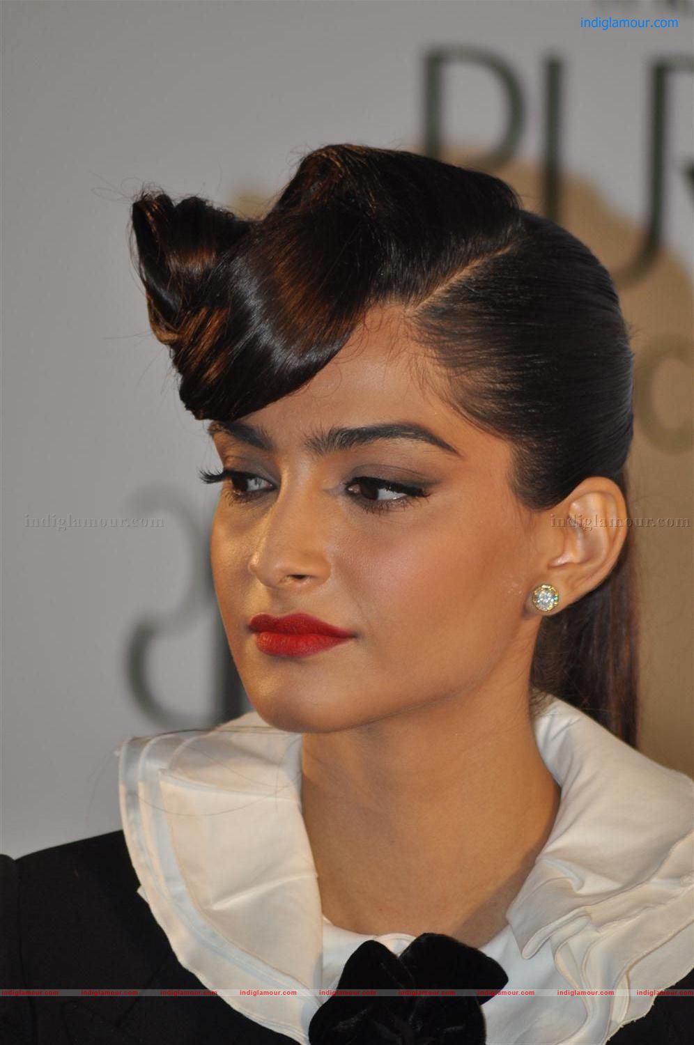 Sonam Kapoor Actress hd photo
