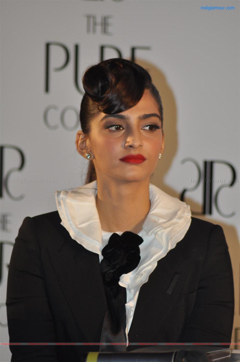 Sonam Kapoor Actress hd photo