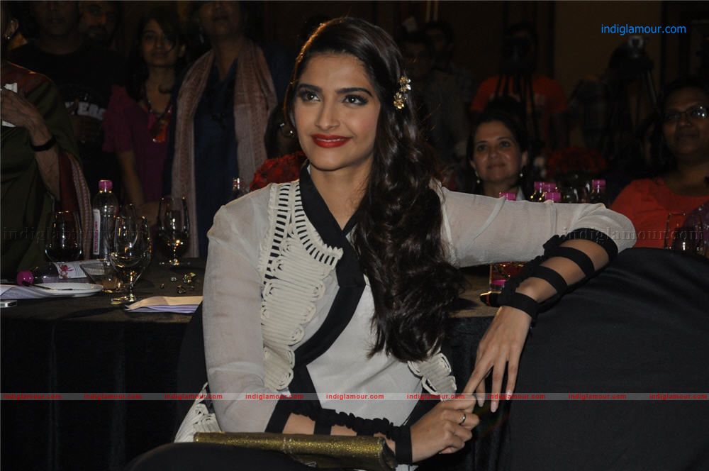 Sonam Kapoor Actress hd photo