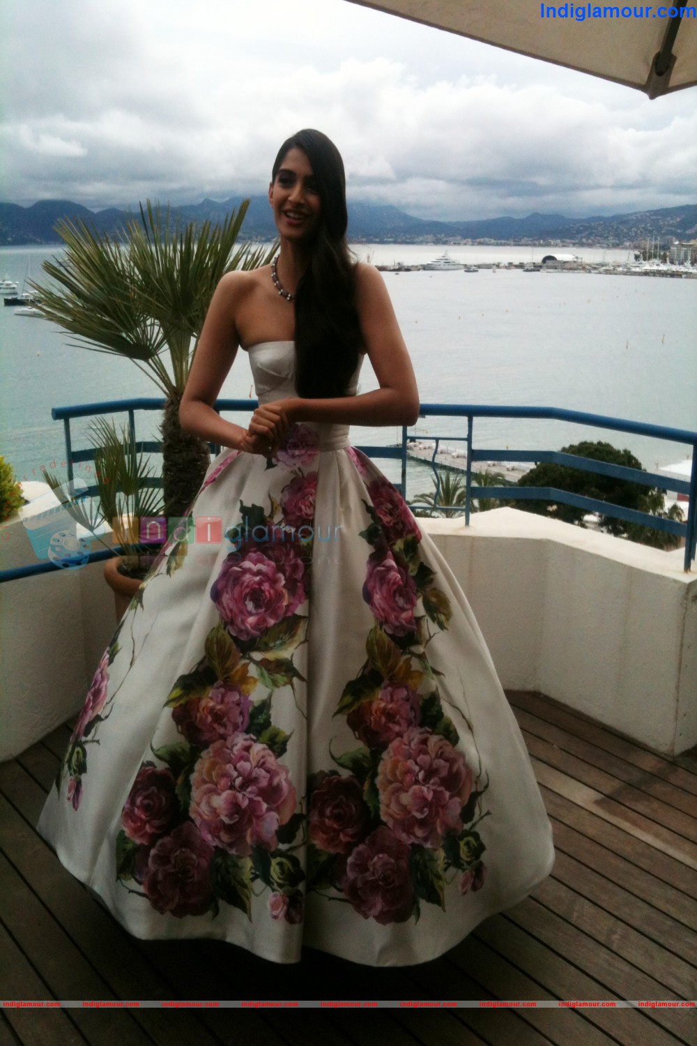 Sonam Kapoor Actress hd photo