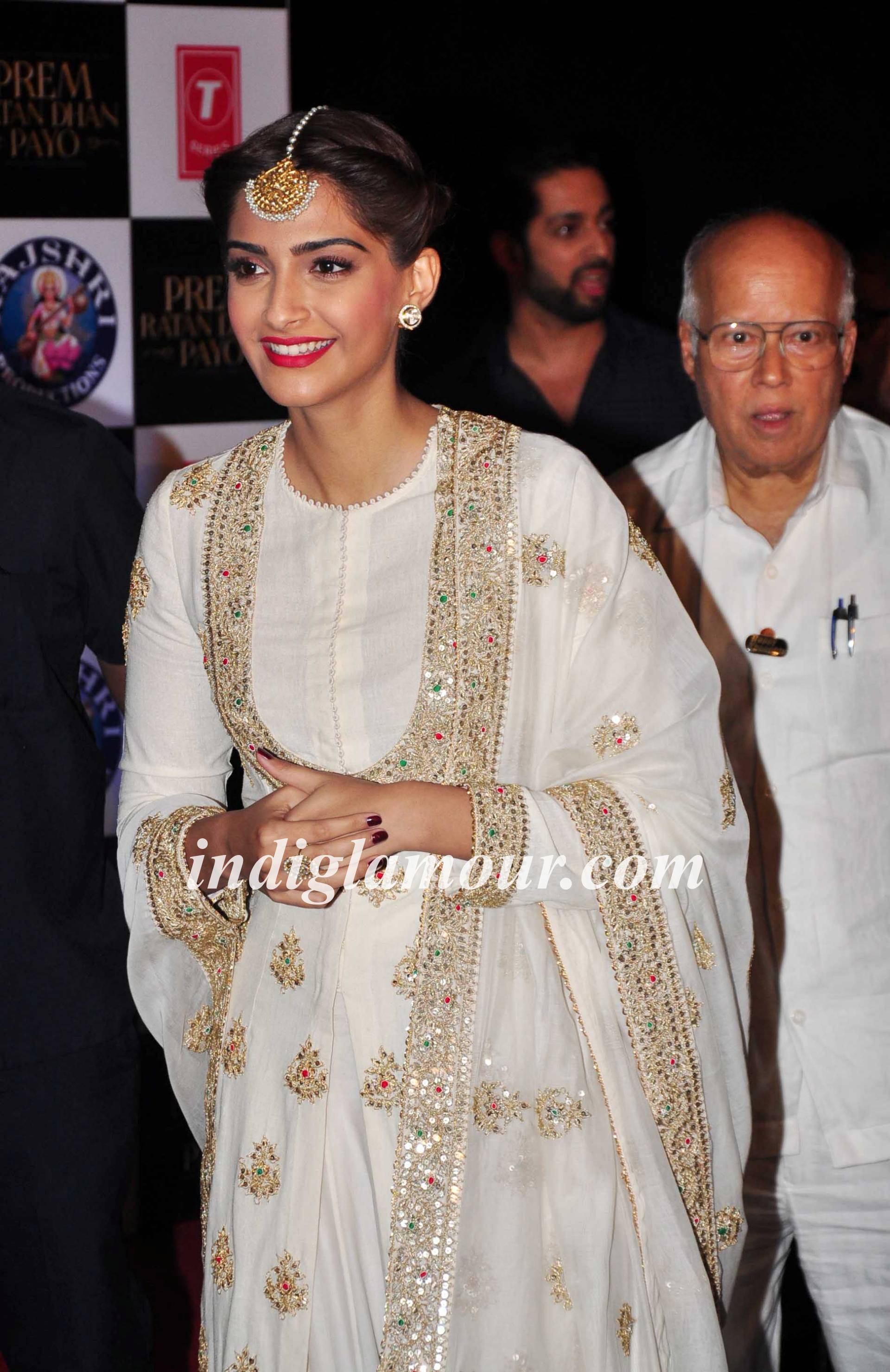 Sonam Kapoor Actress hd photo