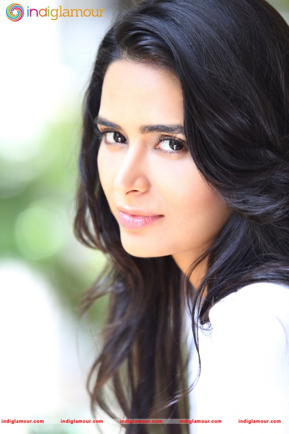Meenakshi Dixit Actress hd photo