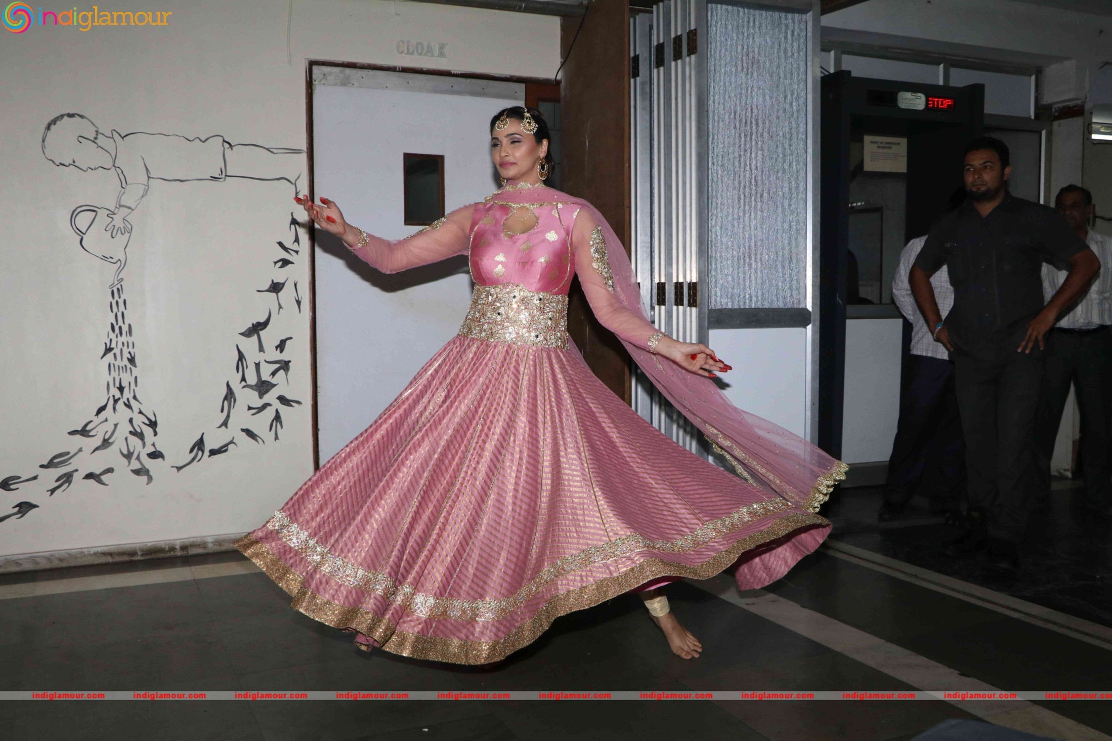Daisy Shah Actress hd photo