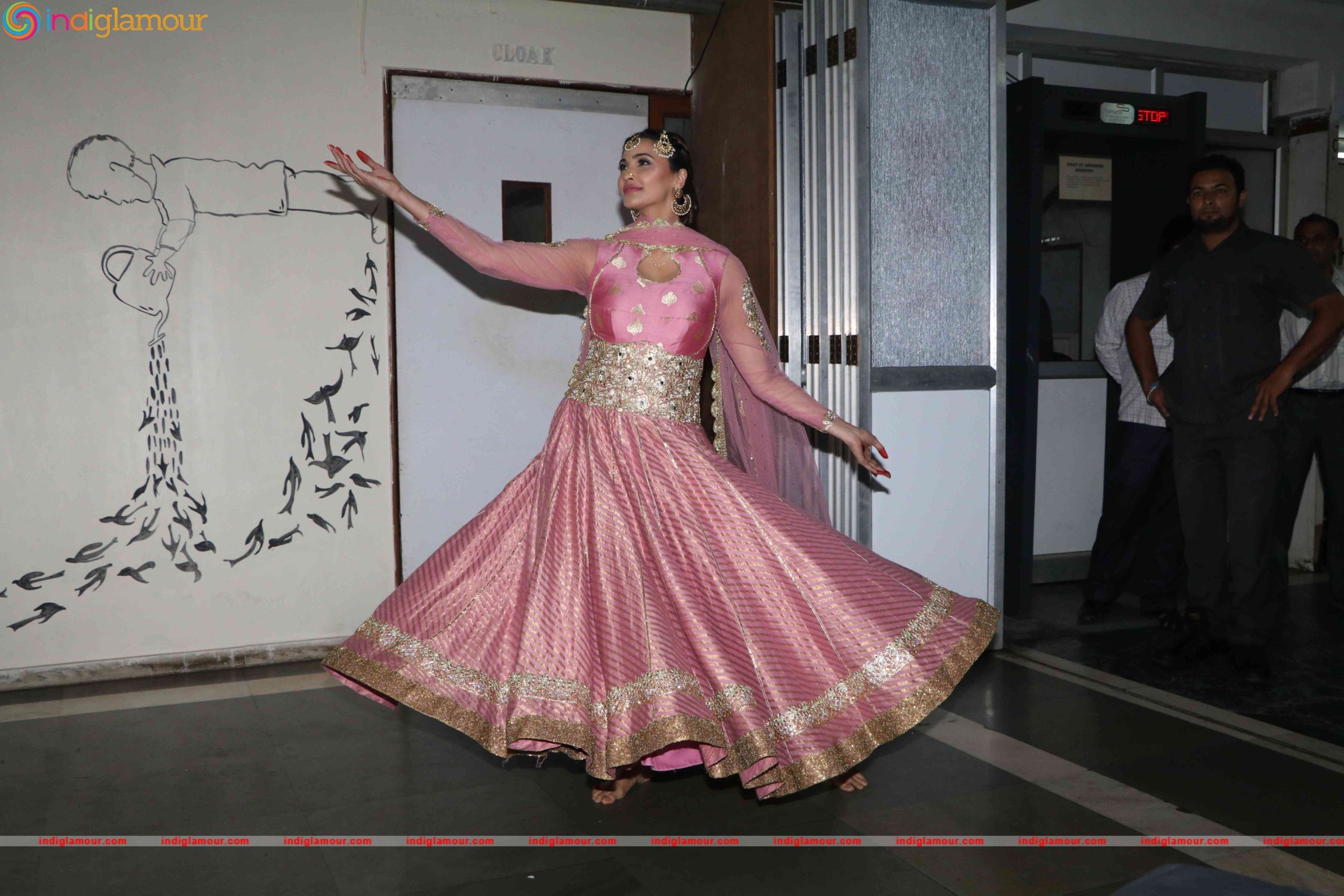 Daisy Shah Actress hd photo