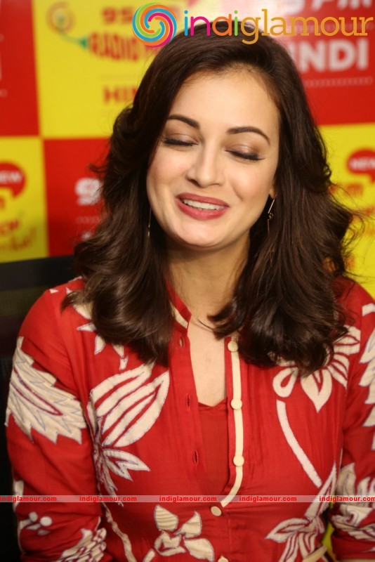 Dia Mirza Meets Mirchi 95 Listeners Actress hd photo