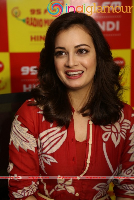 Dia Mirza Meets Mirchi 95 Listeners Actress hd photo