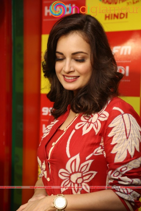 Dia Mirza Meets Mirchi 95 Listeners Actress hd photo