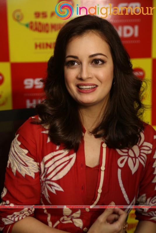 Dia Mirza Meets Mirchi 95 Listeners Actress hd photo