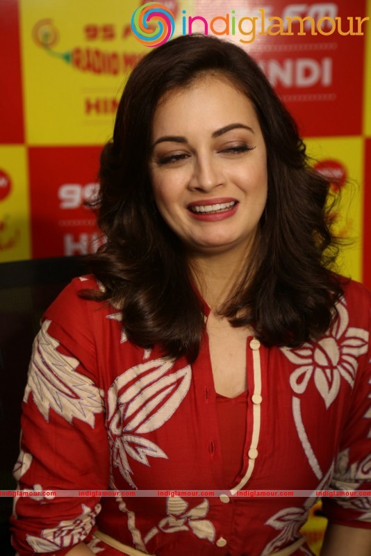 Dia Mirza Meets Mirchi 95 Listeners Actress hd photo