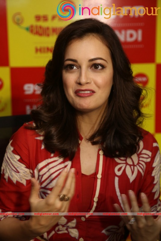 Dia Mirza Meets Mirchi 95 Listeners Actress hd photo