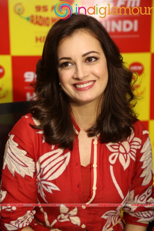 Dia Mirza Meets Mirchi 95 Listeners Actress hd photo