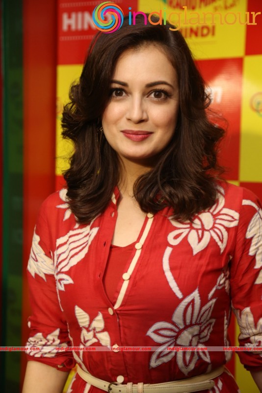 Dia Mirza Meets Mirchi 95 Listeners Actress hd photo