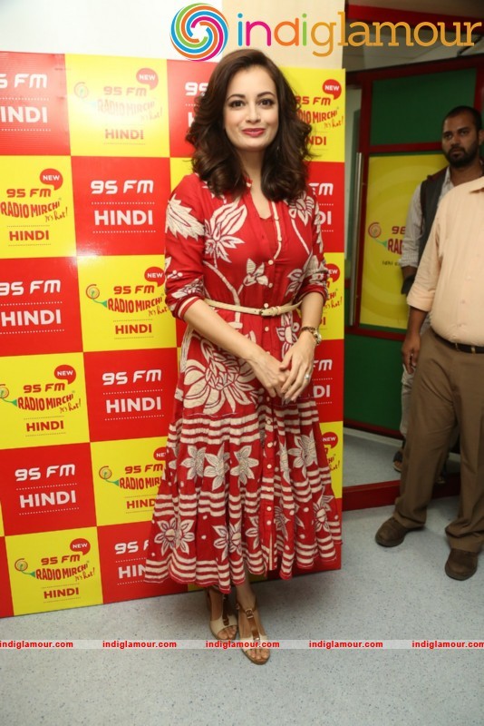 Dia Mirza Meets Mirchi 95 Listeners Actress hd photo