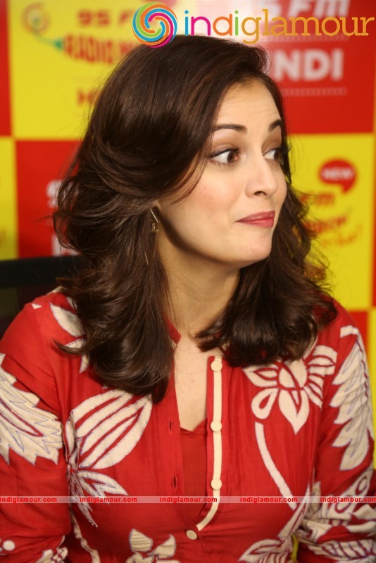 Dia Mirza Meets Mirchi 95 Listeners Actress hd photo