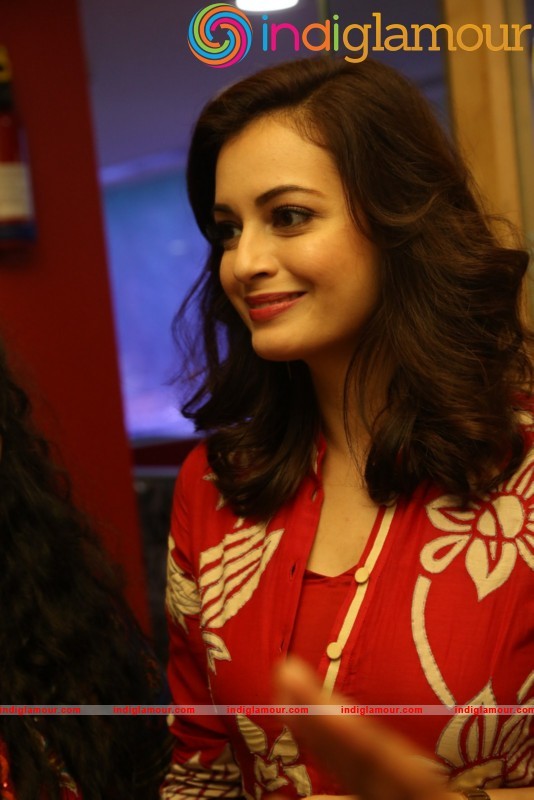 Dia Mirza Meets Mirchi 95 Listeners Actress hd photo