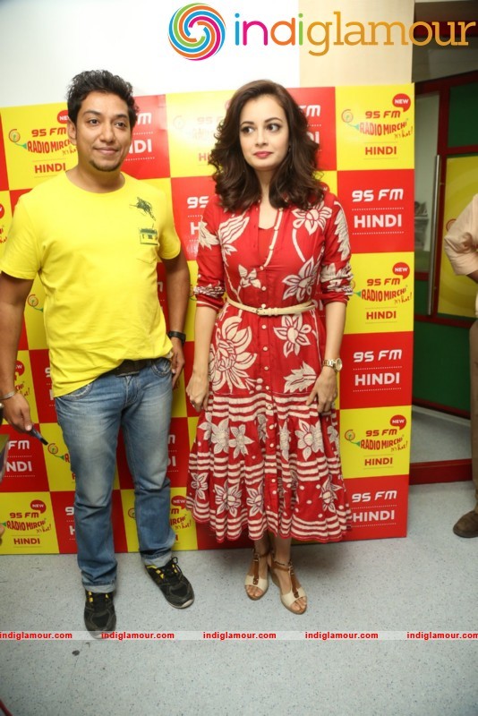 Dia Mirza Meets Mirchi 95 Listeners Actress hd photo