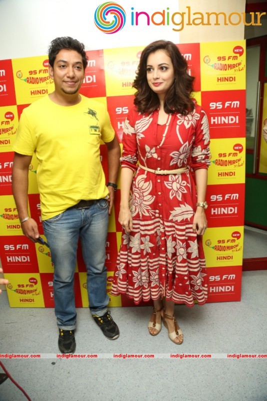 Dia Mirza Meets Mirchi 95 Listeners Actress hd photo