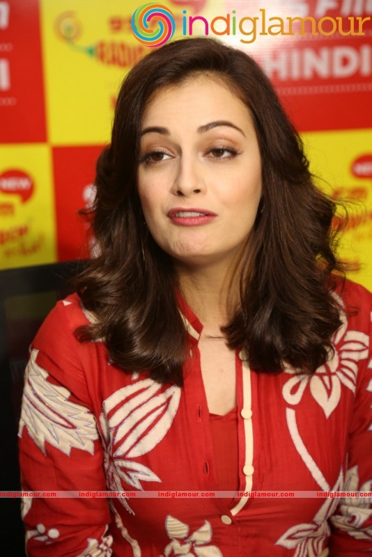 Dia Mirza Meets Mirchi 95 Listeners Actress hd photo