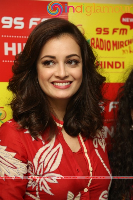 Dia Mirza Meets Mirchi 95 Listeners Actress hd photo