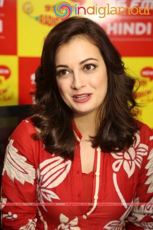 Dia Mirza Meets Mirchi 95 Listeners Actress hd photo