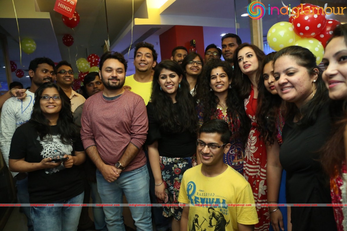Dia Mirza Meets Mirchi 95 Listeners Actress hd photo
