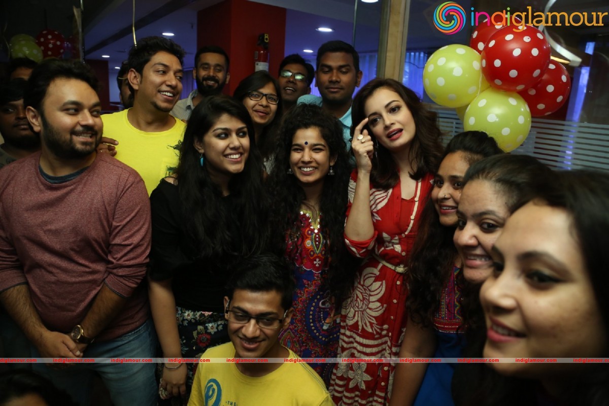 Dia Mirza Meets Mirchi 95 Listeners Actress hd photo