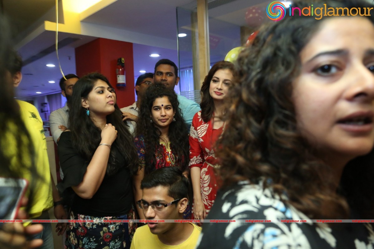 Dia Mirza Meets Mirchi 95 Listeners Actress hd photo