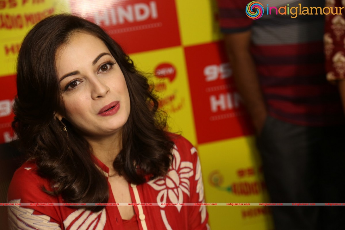 Dia Mirza Meets Mirchi 95 Listeners Actress hd photo