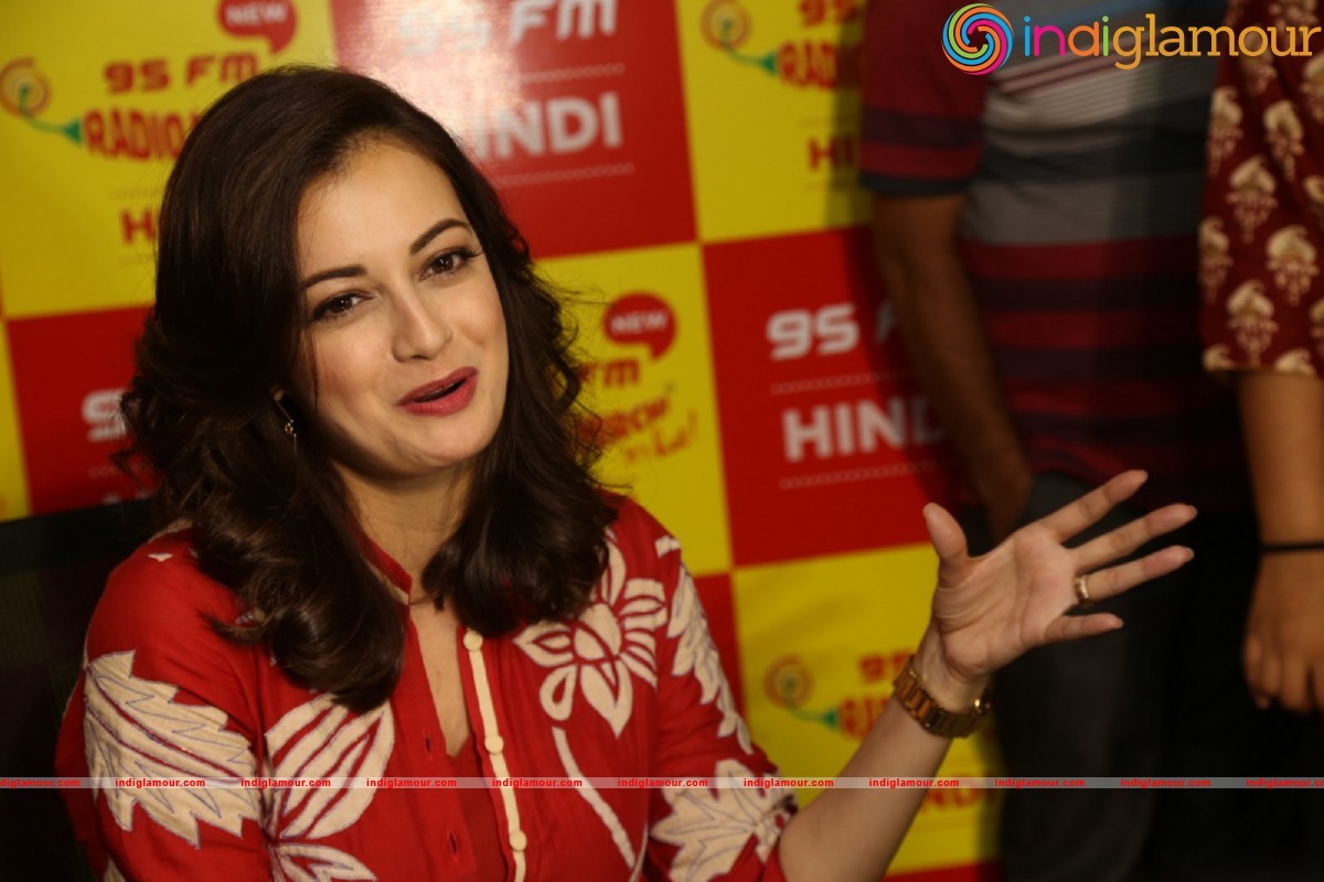 Dia Mirza Meets Mirchi 95 Listeners Actress hd photo