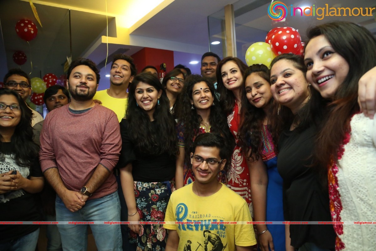 Dia Mirza Meets Mirchi 95 Listeners Actress hd photo