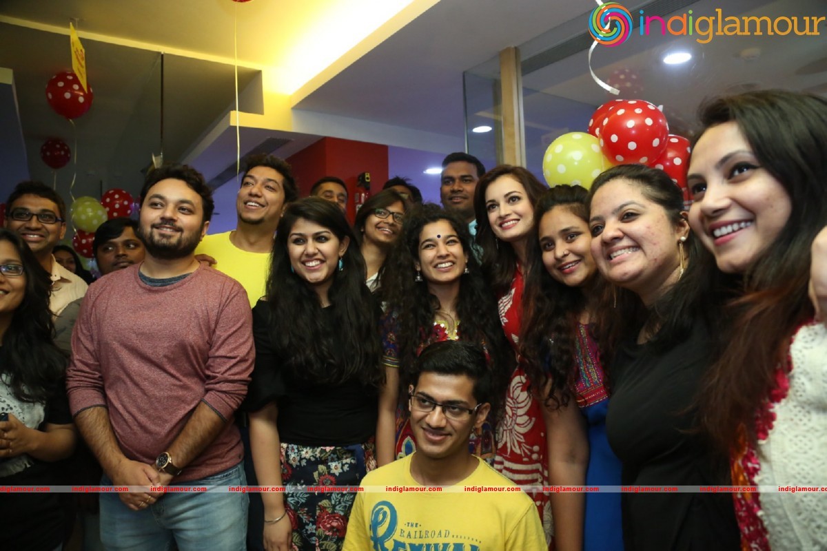 Dia Mirza Meets Mirchi 95 Listeners Actress hd photo