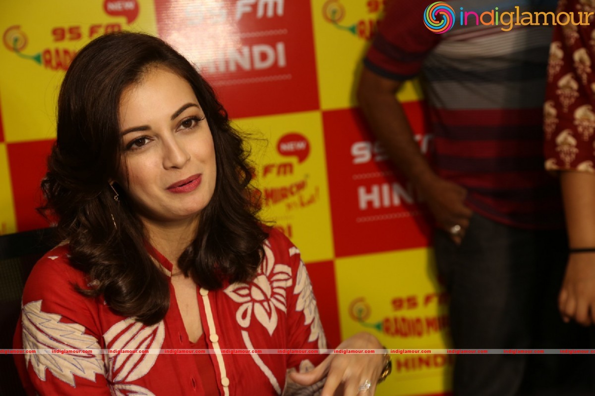 Dia Mirza Meets Mirchi 95 Listeners Actress hd photo